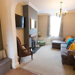 Stylish And Spacious Hideaway Chester