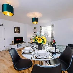 Attractive 2-bed Centre In By 53 Degrees Property, Ideal For Groups & Professionals - Sleeps 5 Chester
