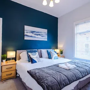 Queens Avenue - - Sleeps 9 Chester